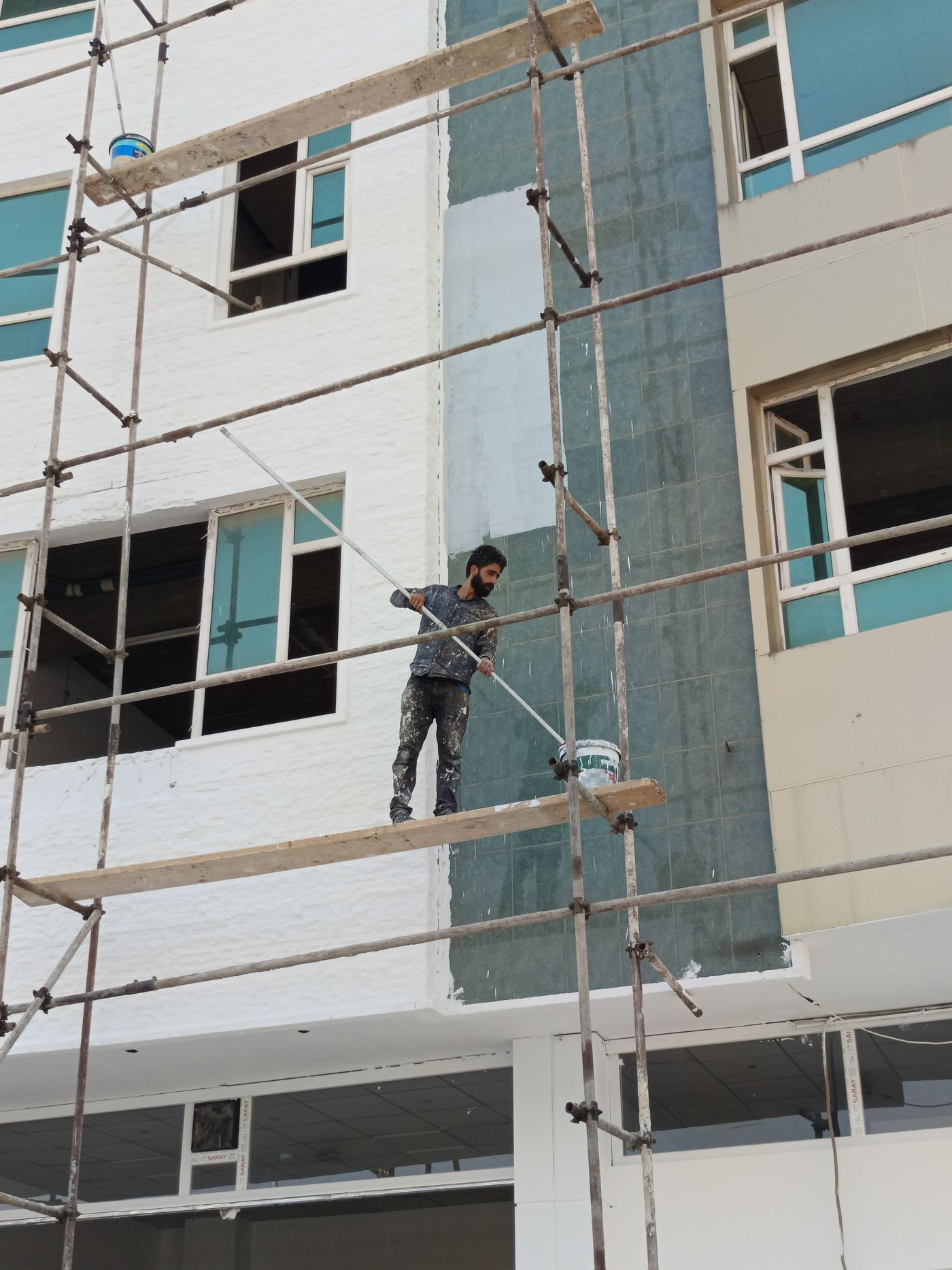 Pintado de fachada en andamio