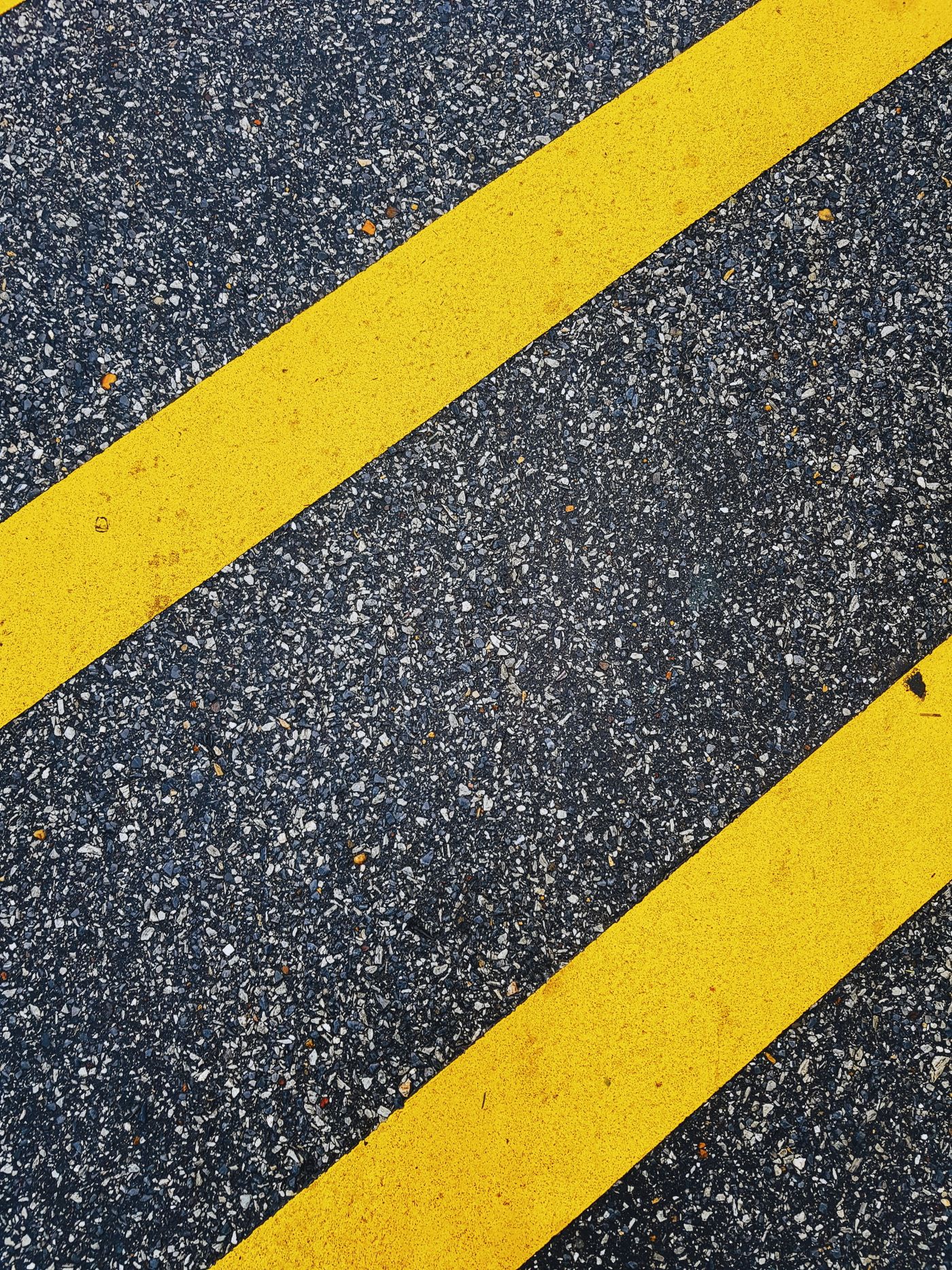 Demarcación vial amarilla sobre asfalto
