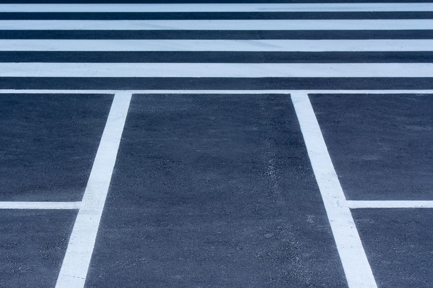 Cruce peatonal con marcas viales